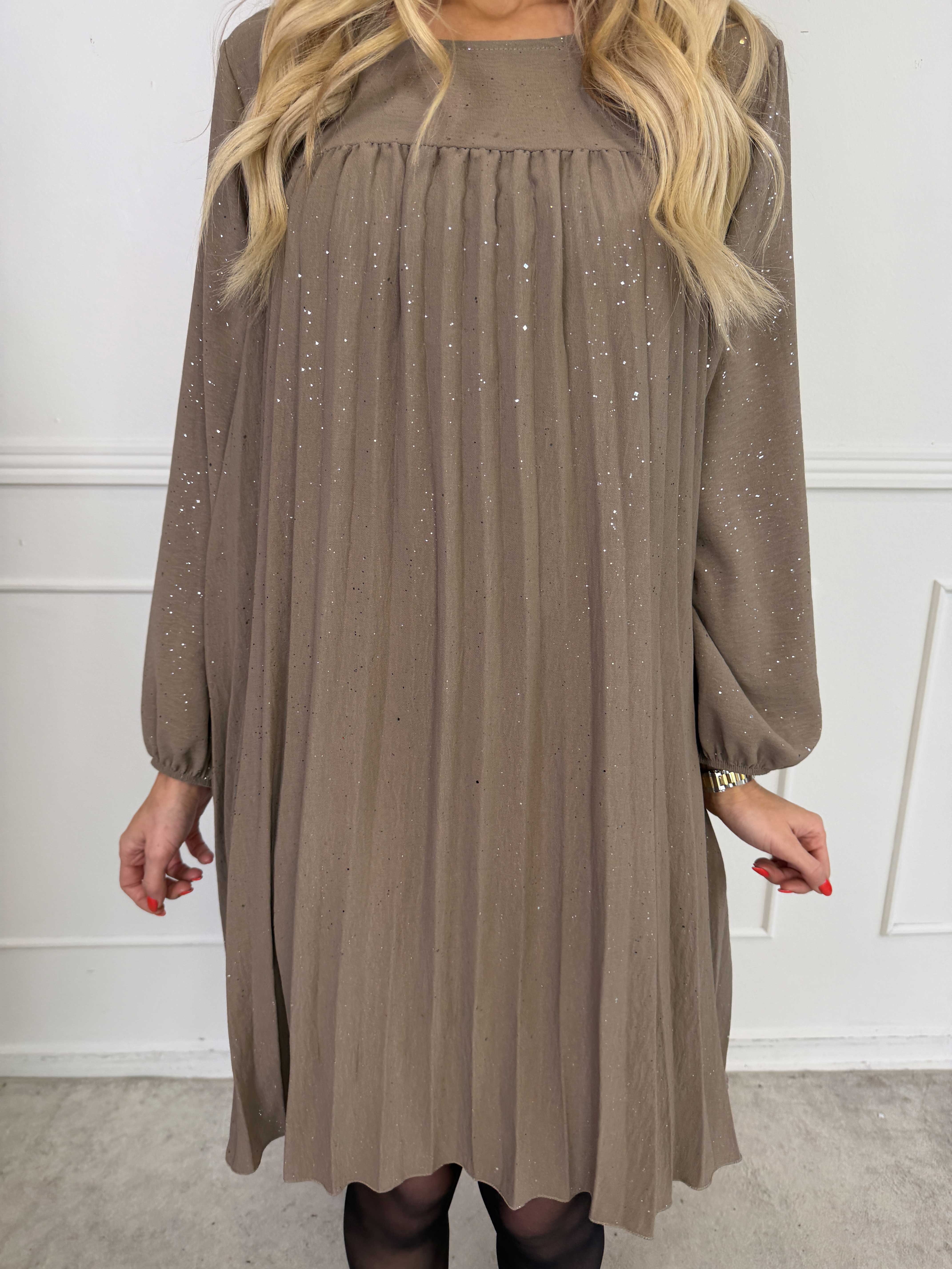 Nancy Glitter Short L/S - Plisserad klänning med fickor och glitter